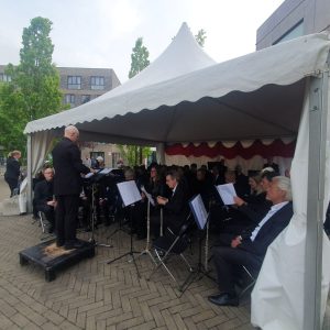 Dodenherdenking opgeluisterd door de Diemer Harmonie